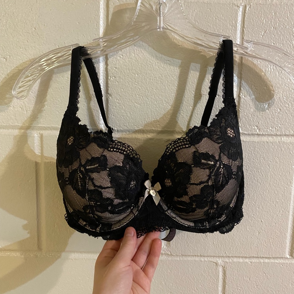 Victoria’s Secret lightly lined goth black and cream lace bra